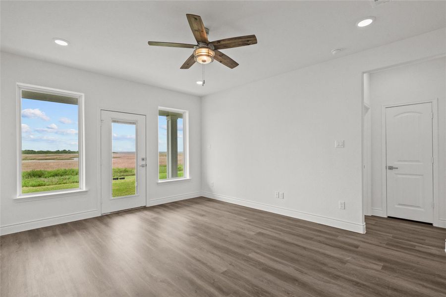 Spacious, unfurnished interior of a new home in , Texas City (Image 15).