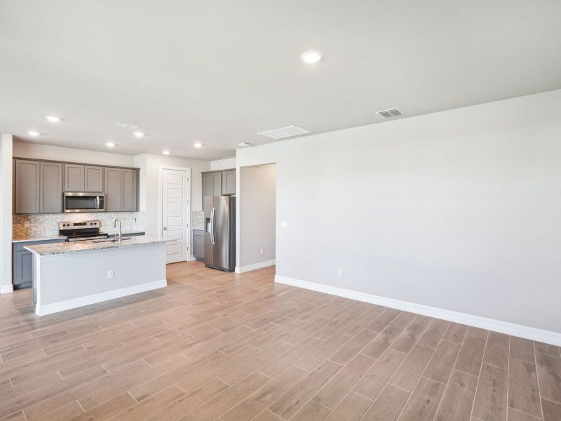 Spacious, unfurnished interior of a new home in Crescent Lakes - Reserve Series, Punta Gorda (Image 14).