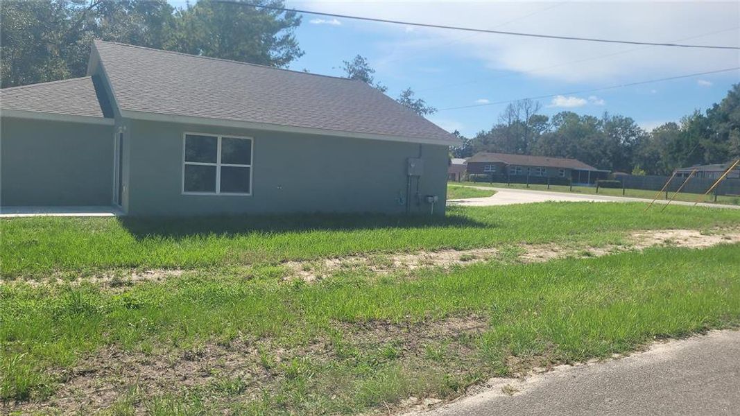Exterior details and patio area of a home in , Dunnellon (Image 3).