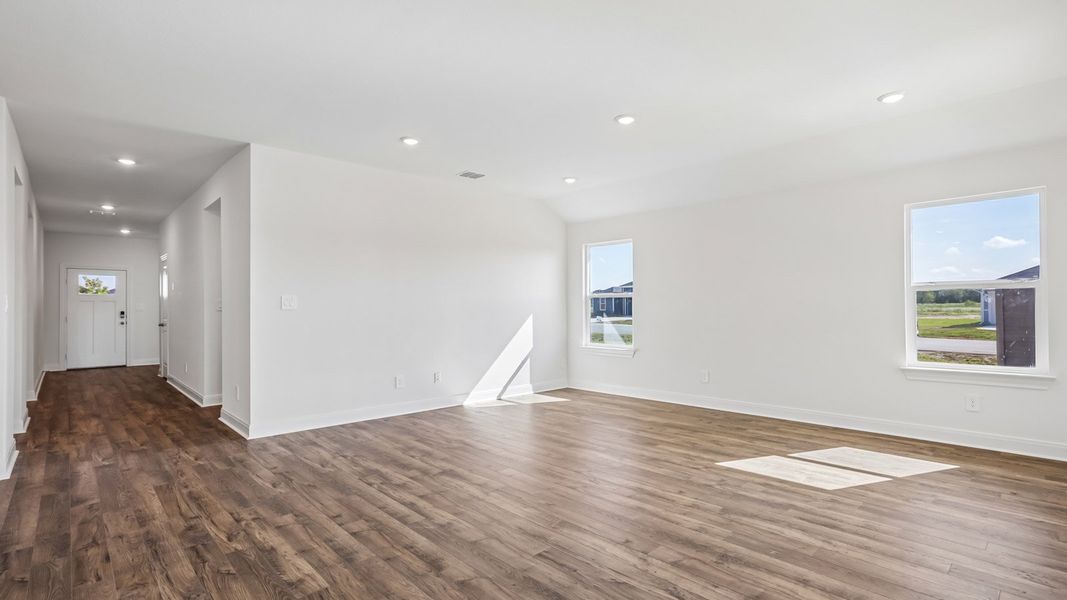 Spacious, unfurnished interior of a new home in Railhead, Cedar Creek (Image 14).