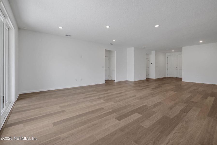 Spacious, unfurnished interior of a new home in Jennings Farm, Middleburg (Image 18).