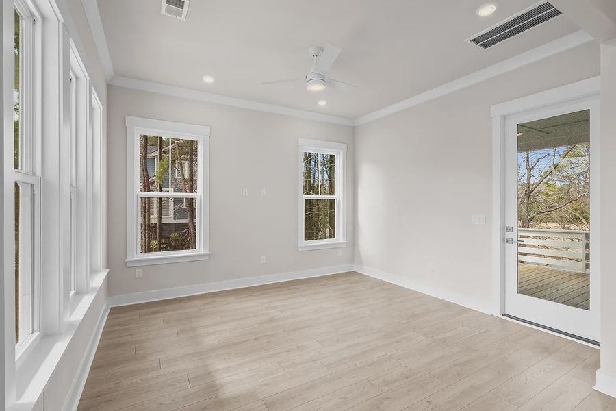 Spacious, unfurnished interior of a new home in Harbor Oaks Marina, Myrtle Beach (Image 14).