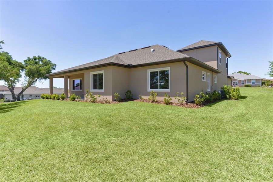 Exterior details and patio area of a home in , Lady Lake (Image 3).