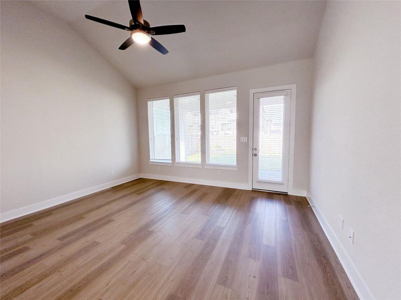 Spacious, unfurnished interior of a new home in Cross Creek Ranch 45′, Fulshear (Image 21).