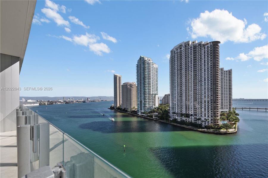 Condo located in Miami, FL showcasing its design and architecture (Image 27).