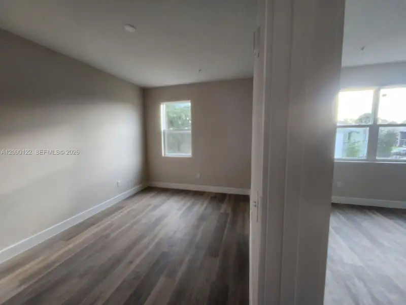 Spacious, unfurnished interior of a new home in , Orlando (Image 8).