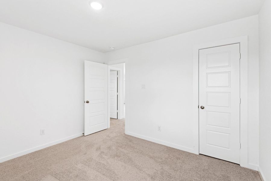 Spacious, unfurnished interior of a new home in Miller's Pond, Rosenberg (Image 12).