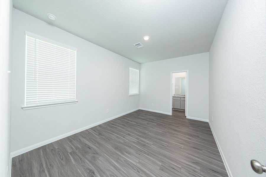 Spacious, unfurnished interior of a new home in River's Edge, Conroe (Image 14).