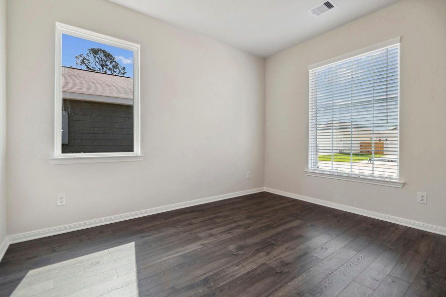 Spacious, unfurnished interior of a new home in Sweetwater Ridge, Conroe (Image 18).