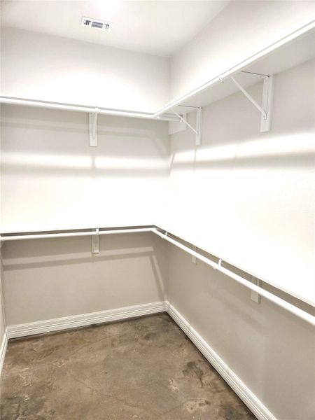 HUGE WALK-IN CLOSET HUGE WALK-IN CLOSET