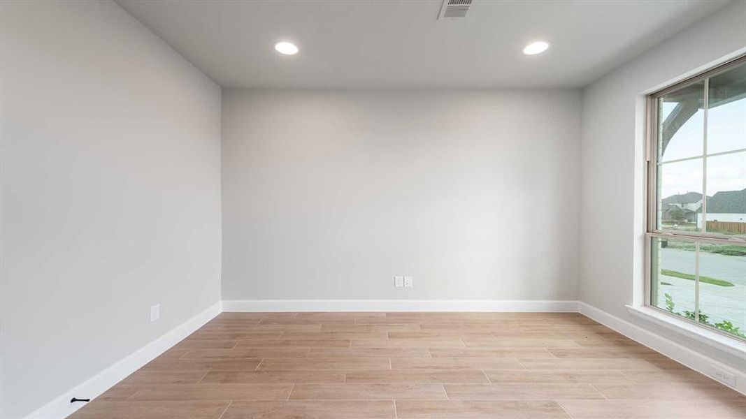 Spacious, unfurnished interior of a new home in Terraces 72', Rockwall (Image 17).