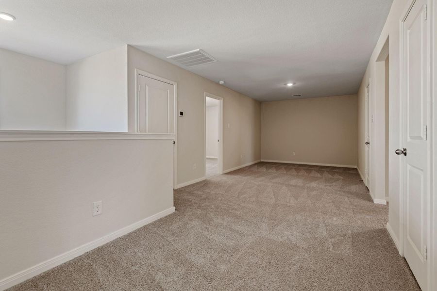Spacious, unfurnished interior of a new home in Sweetwater Ridge, Conroe (Image 15).