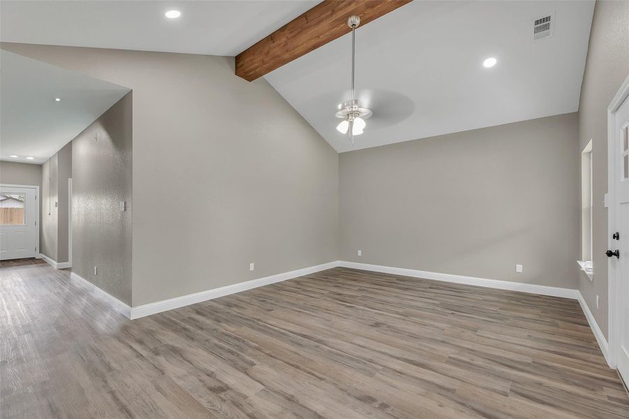 Spacious, unfurnished interior of a new home in , Navasota (Image 12).