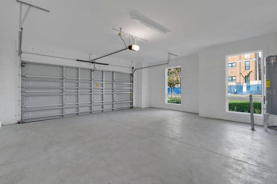 Spacious, unfurnished interior of a new home in , Orlando (Image 60).