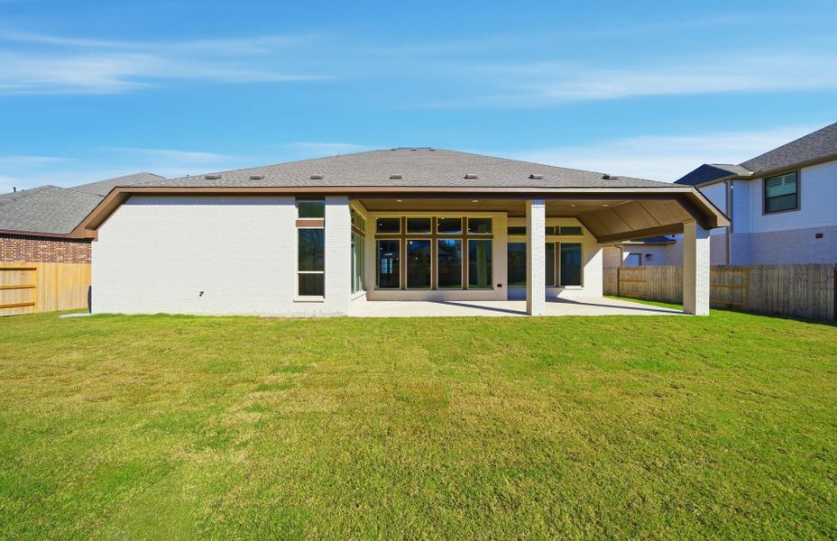 Exterior details and patio area of a home in Artavia 70′, Conroe (Image 27).