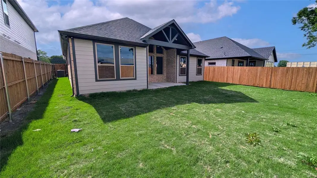 Exterior details and patio area of a home in , Grand Prairie (Image 3).