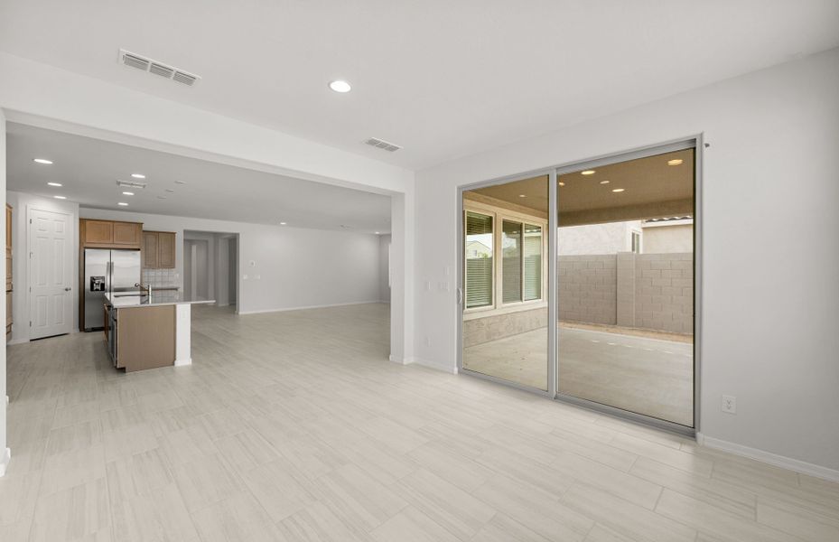Spacious, unfurnished interior of a new home in Allen Ranches, Litchfield Park (Image 21).