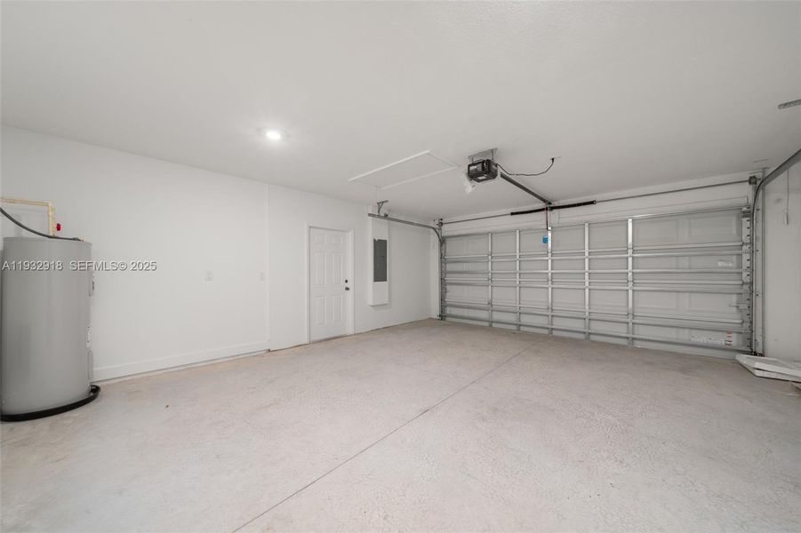 Spacious, unfurnished interior of a new home in , Sebring (Image 49).