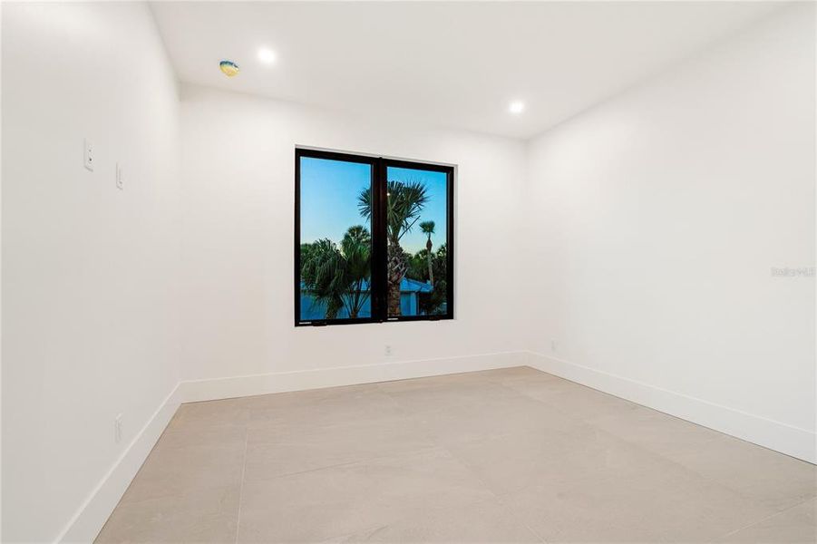 Spacious, unfurnished interior of a new home in , Longboat Key (Image 29).