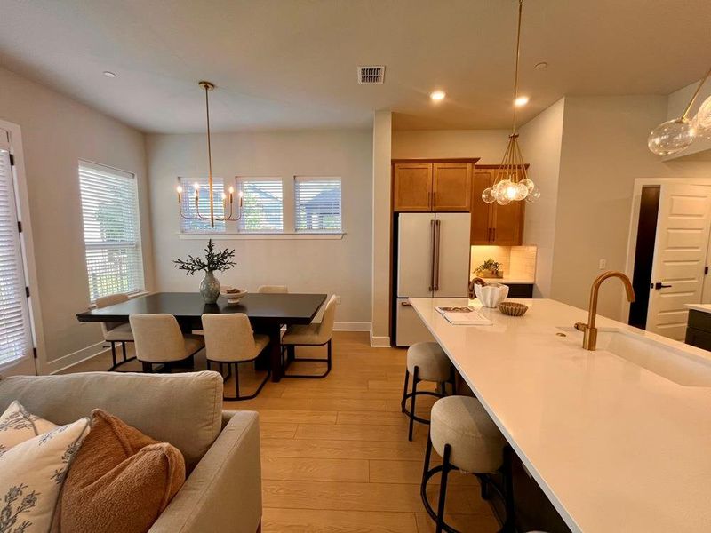 Dining Area (Staged) Dining Area (Staged)