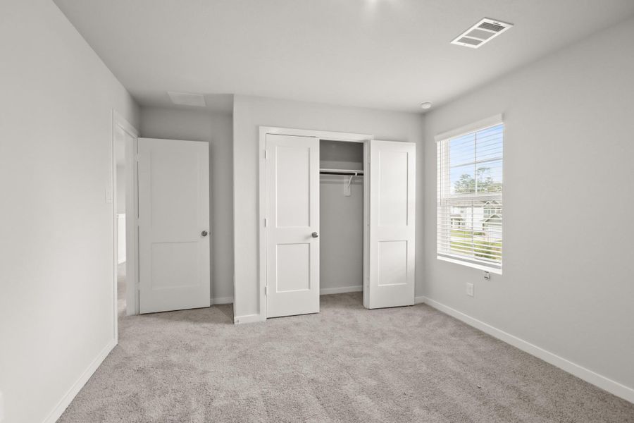 Spacious, unfurnished interior of a new home in Lakes at Crockett Martin, Conroe (Image 9).