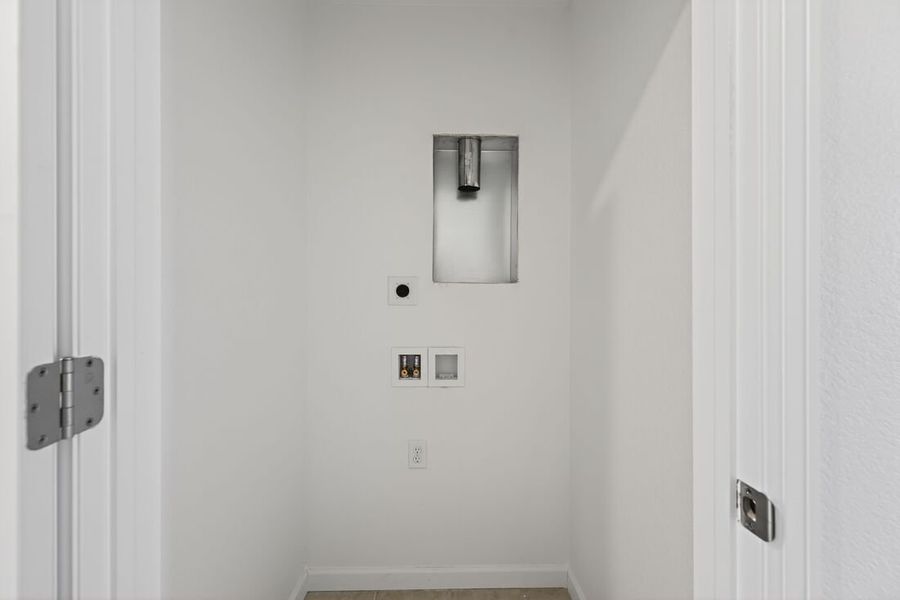 Spacious, unfurnished interior of a new home in Trailstone, Arvada (Image 9).