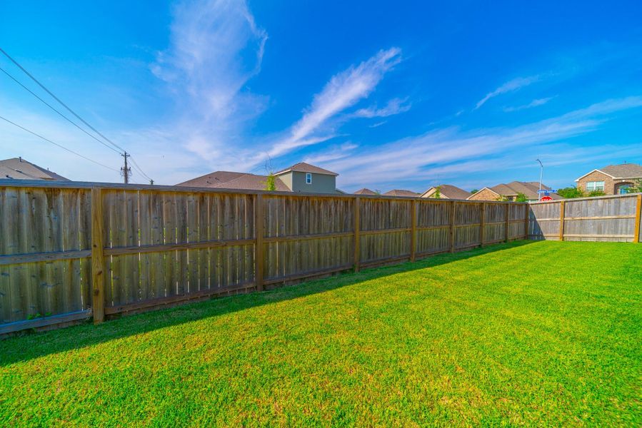 Exterior details and patio area of a home in Hunters Creek, Baytown (Image 20).