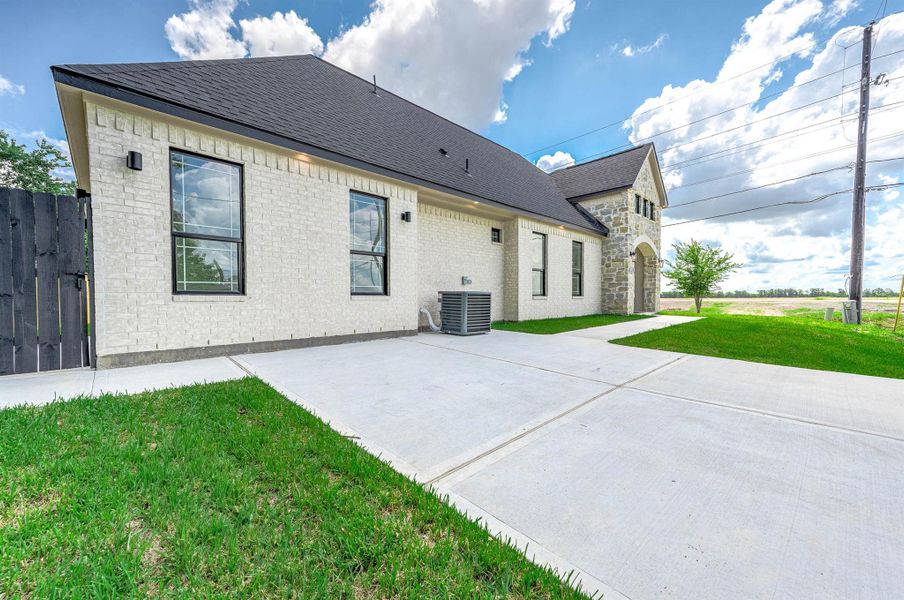 Exterior details and patio area of a home in , Needville (Image 3).