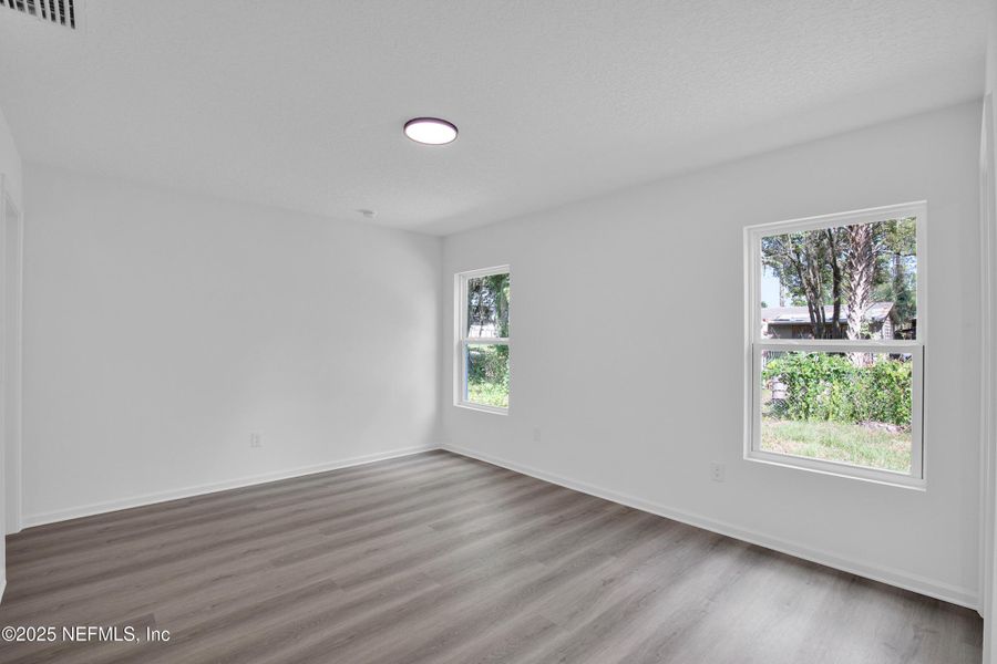 Spacious, unfurnished interior of a new home in , Green Cove Springs (Image 24).