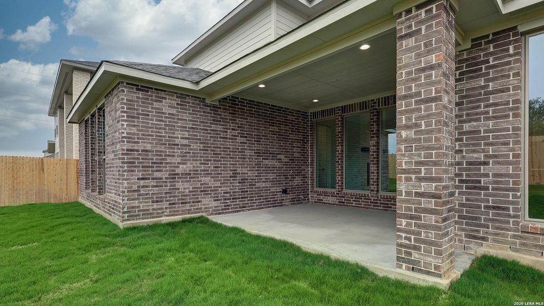Exterior details and patio area of a home in Haby Hill, San Antonio (Image 3).