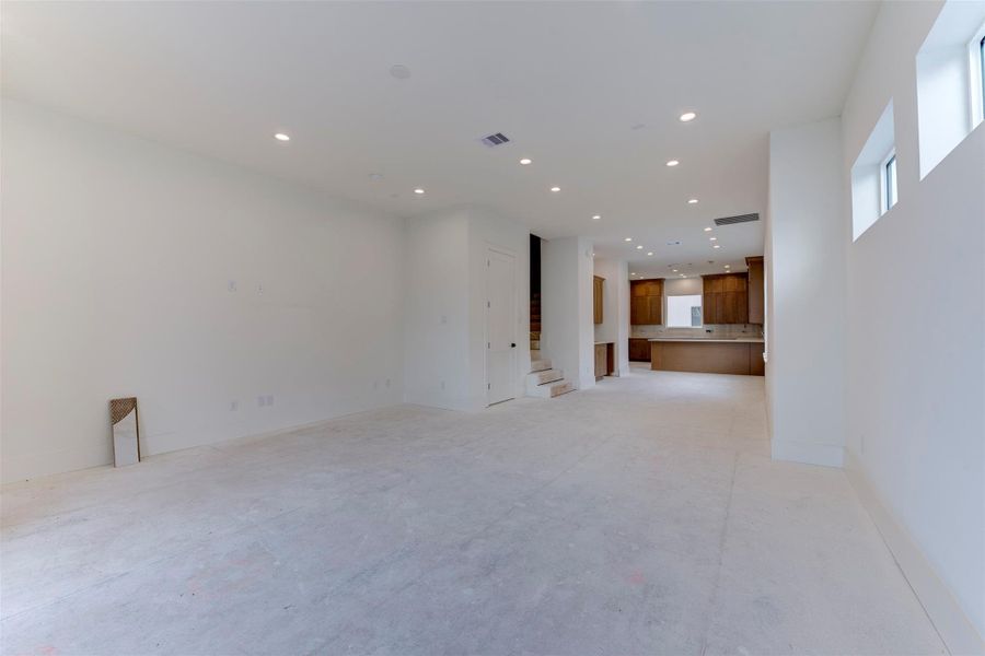 Spacious, unfurnished interior of a new home in , Houston (Image 10).