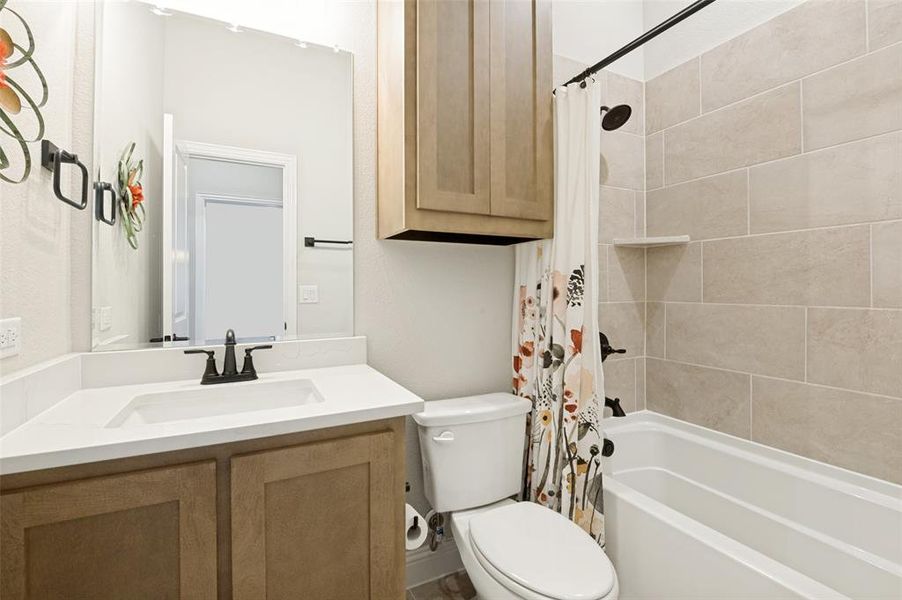 Furnished interior view inside a new home in , Waxahachie (Image 7).