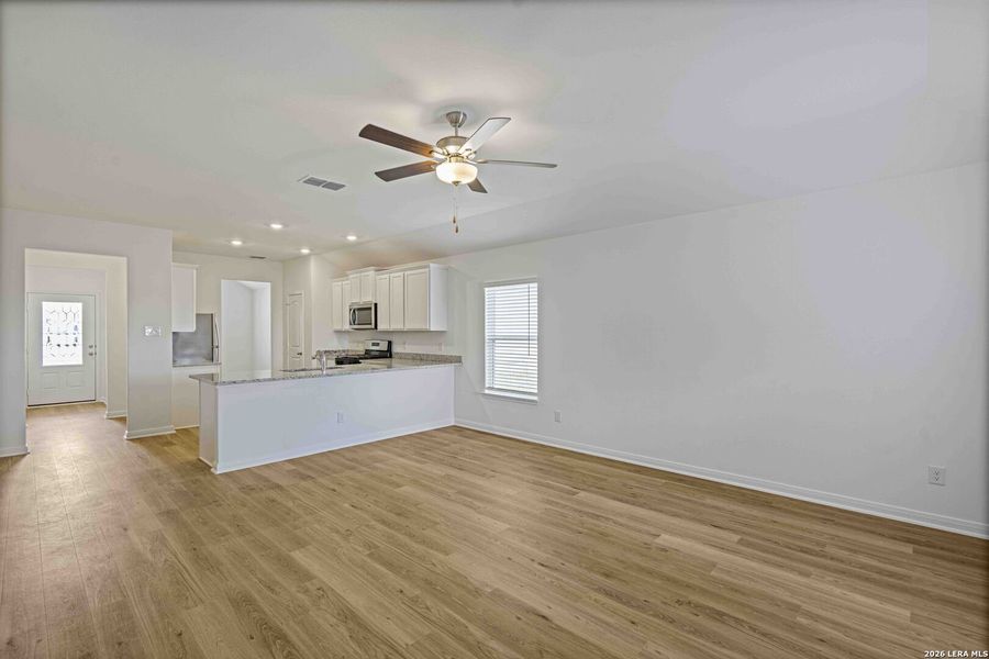 Spacious, unfurnished interior of a new home in , San Antonio (Image 18).