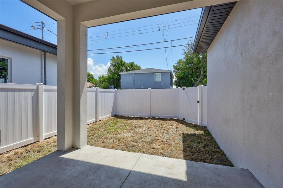 Exterior details and patio area of a home in , St. Petersburg (Image 24).