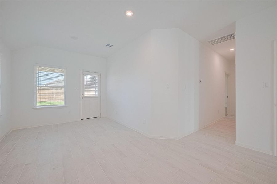 Spacious, unfurnished interior of a new home in Lago Mar, Texas City (Image 32).