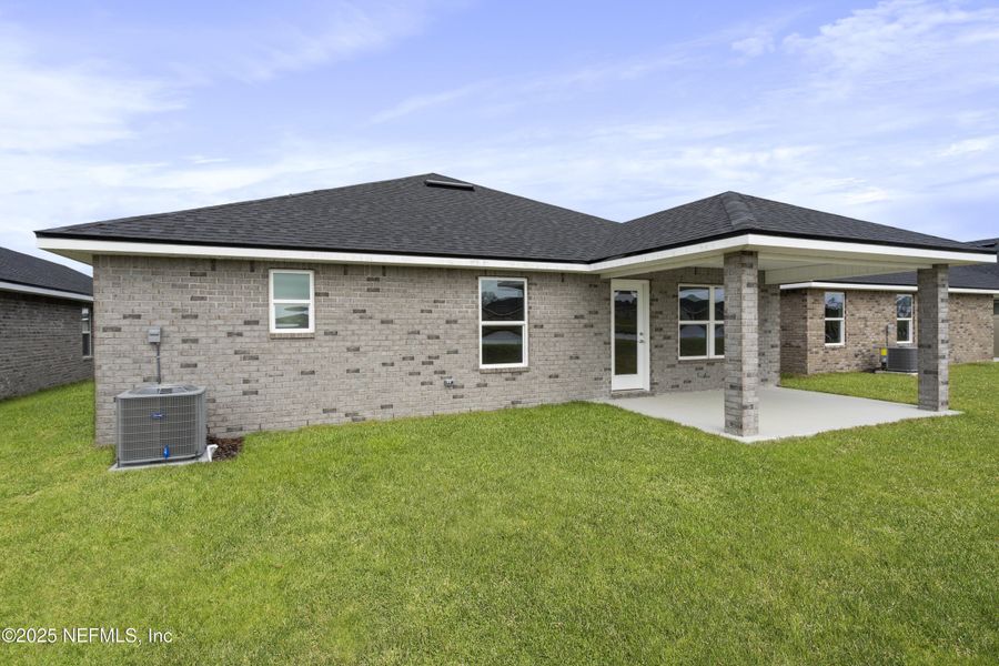 Exterior details and patio area of a home in Shadow Crest at Rolling Hills, Green Cove Springs (Image 17).