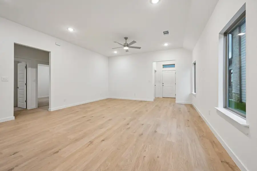 Spacious, unfurnished interior of a new home in Riviera Pines, Huffman (Image 19).