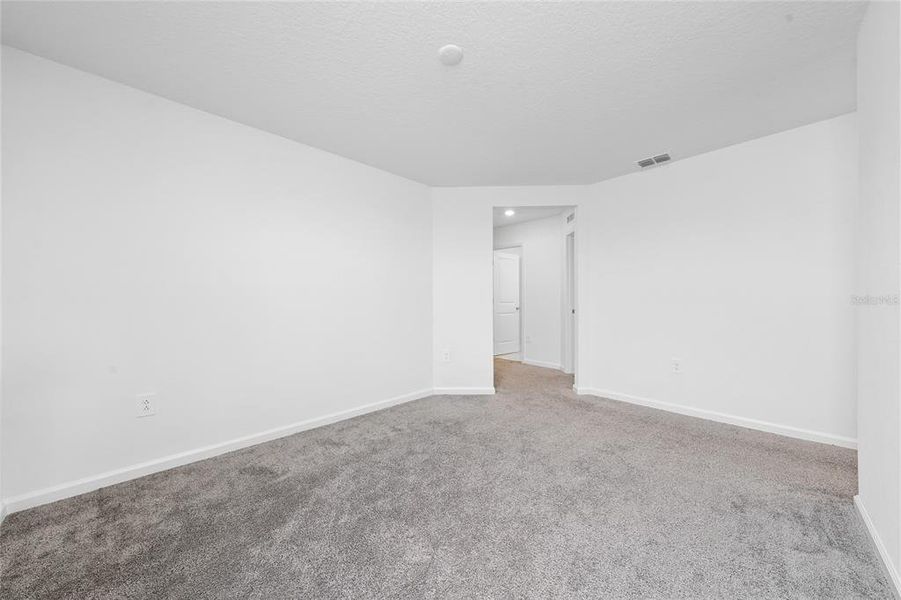 Spacious, unfurnished interior of a new home in Storey Creek, Kissimmee (Image 28).