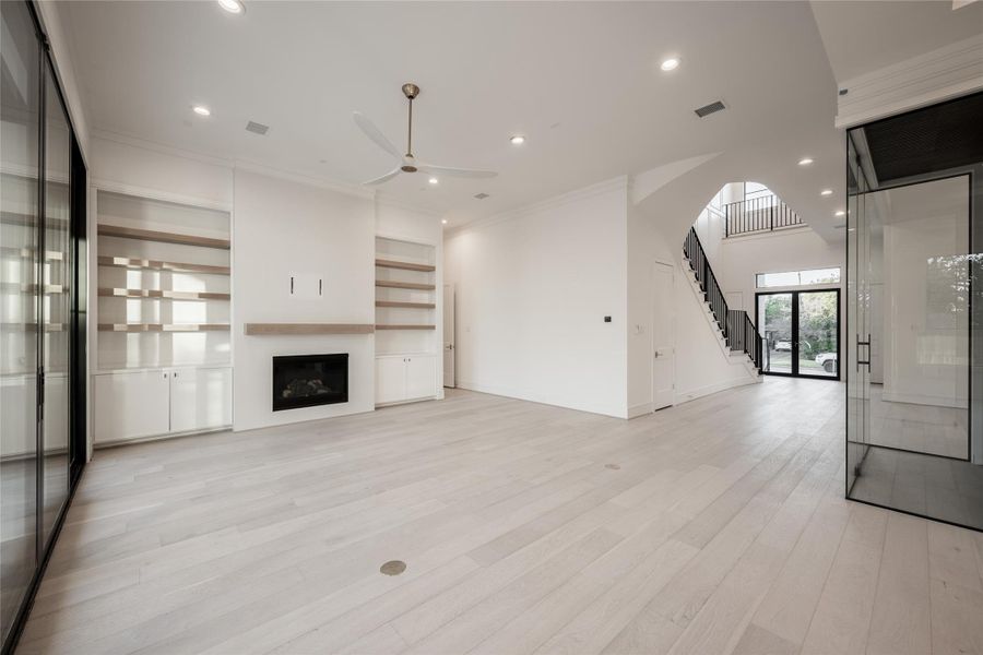 Spacious, unfurnished interior of a new home in , Bellaire (Image 35).