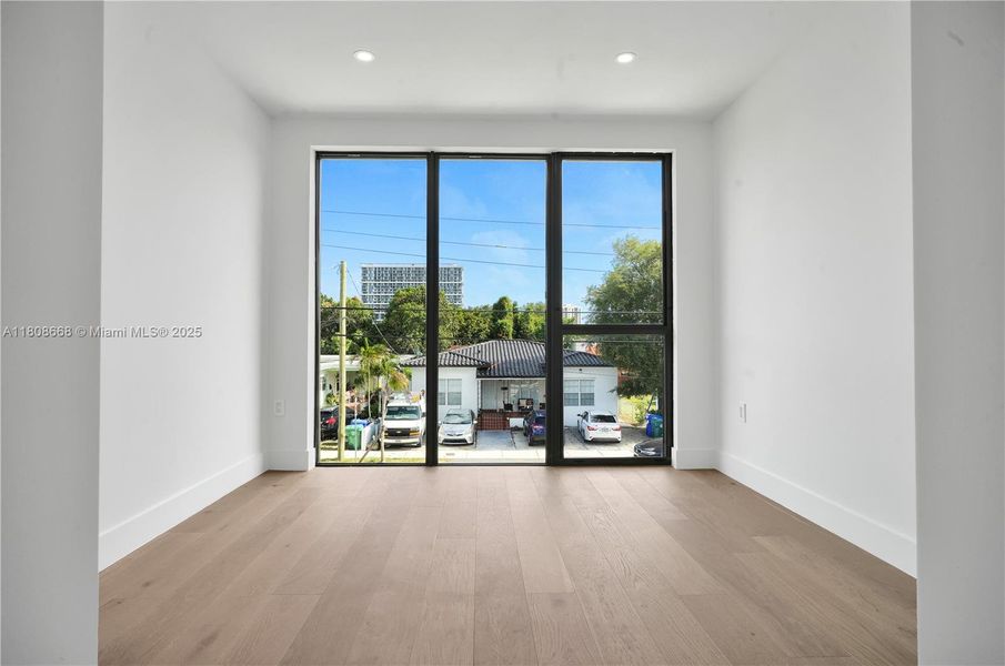 Spacious, unfurnished interior of a new home in , Miami (Image 28).