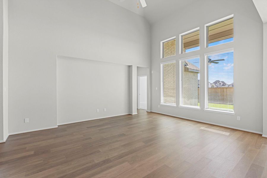 Spacious, unfurnished interior of a new home in Candela, Richmond (Image 35).