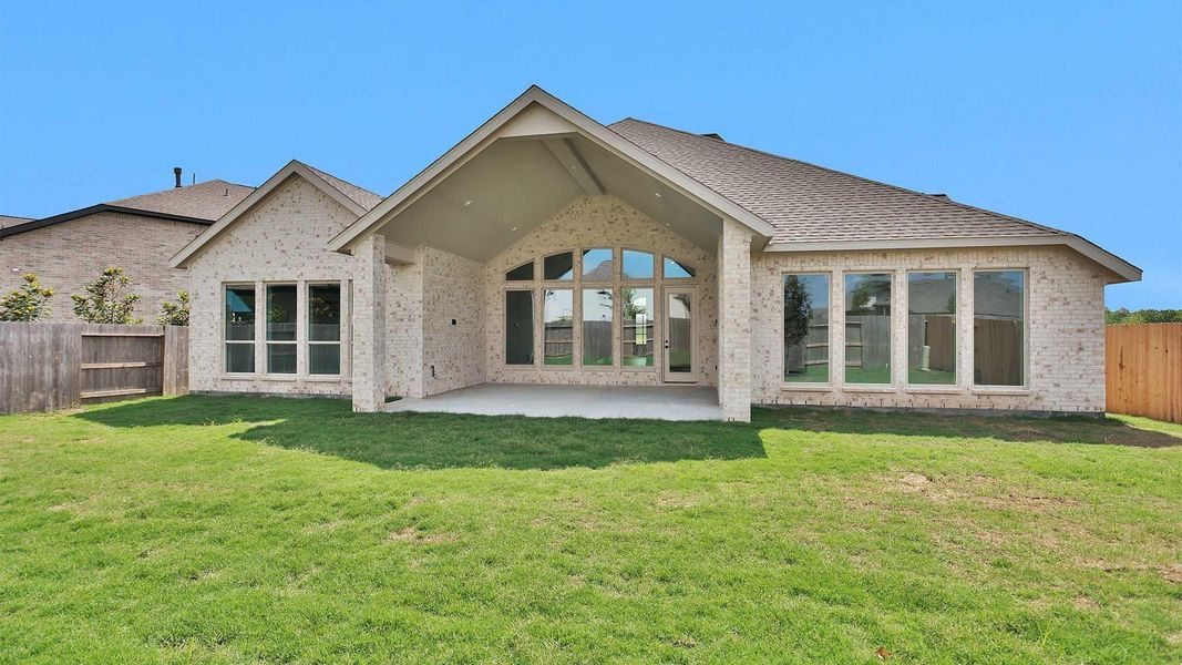 Exterior details and patio area of a home in Valencia, Manvel (Image 3).