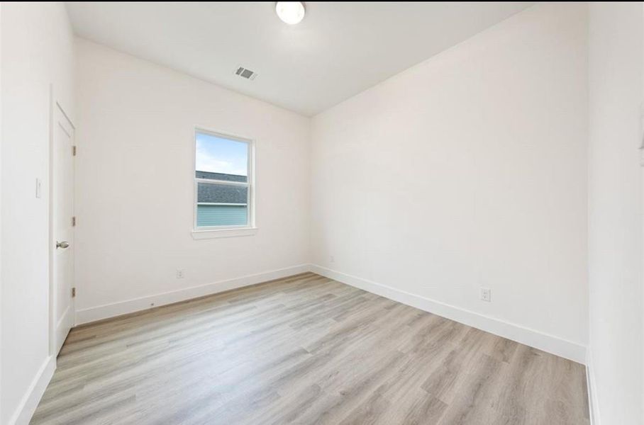 Spacious, unfurnished interior of a new home in , Galveston (Image 13).