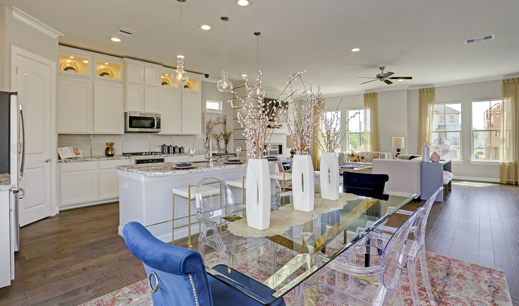 Cozy dining area off kitchen