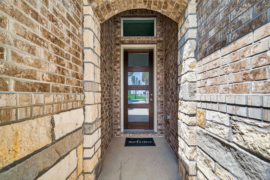 Exterior details and patio area of a home in Lago Mar, Texas City (Image 3).