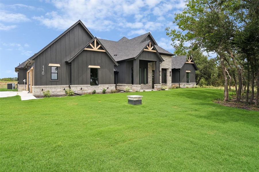 View of front of property featuring a front yard