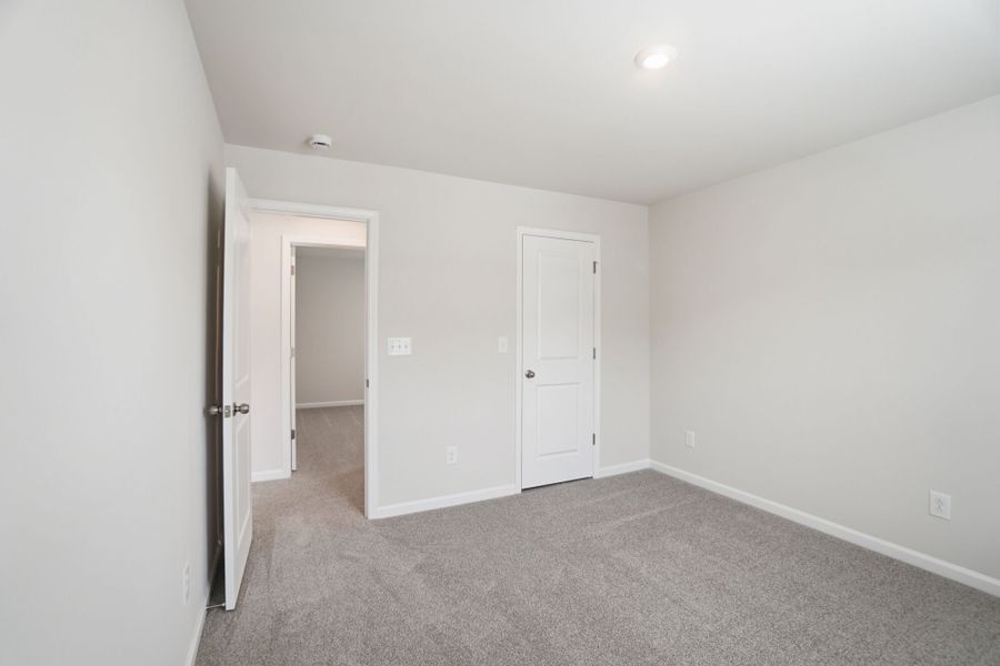 Spacious, unfurnished interior of a new home in Waxhaw Landing, Monroe (Image 24).