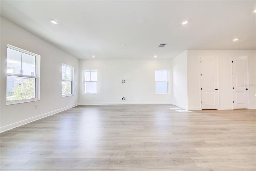 Spacious, unfurnished interior of a new home in Bungalow Walk at Lakewood Ranch, Sarasota (Image 30).