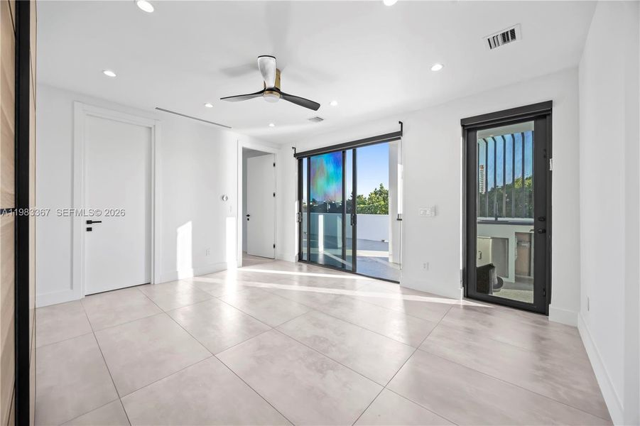 Spacious, unfurnished interior of a new home in , Fort Lauderdale (Image 26).