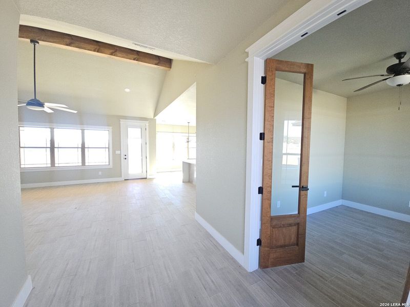 Spacious, unfurnished interior of a new home in , Bandera (Image 11).